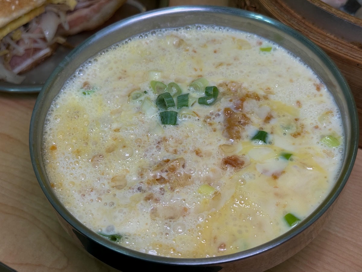 【永新豆漿 竹林總店】永和人氣必吃早餐推薦，特色必點燒餅、鹹豆漿加蛋、小籠湯包秒殺賣完！
