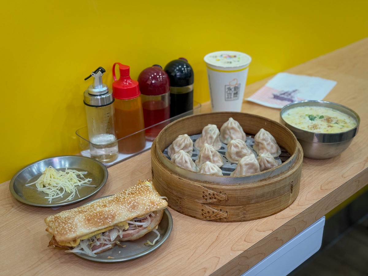 【永新豆漿 竹林總店】永和人氣必吃早餐推薦，特色必點燒餅、鹹豆漿加蛋、小籠湯包秒殺賣完！
