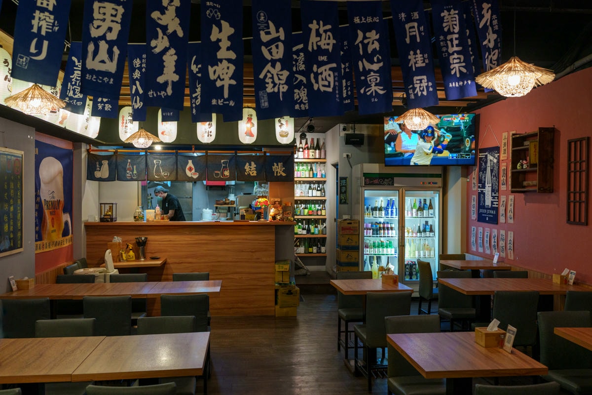 【炭舊食代】板橋平價居酒屋推薦，串燒45元起，大啖職人手作特色料理，必喝台灣道地梅酒與精釀啤酒！