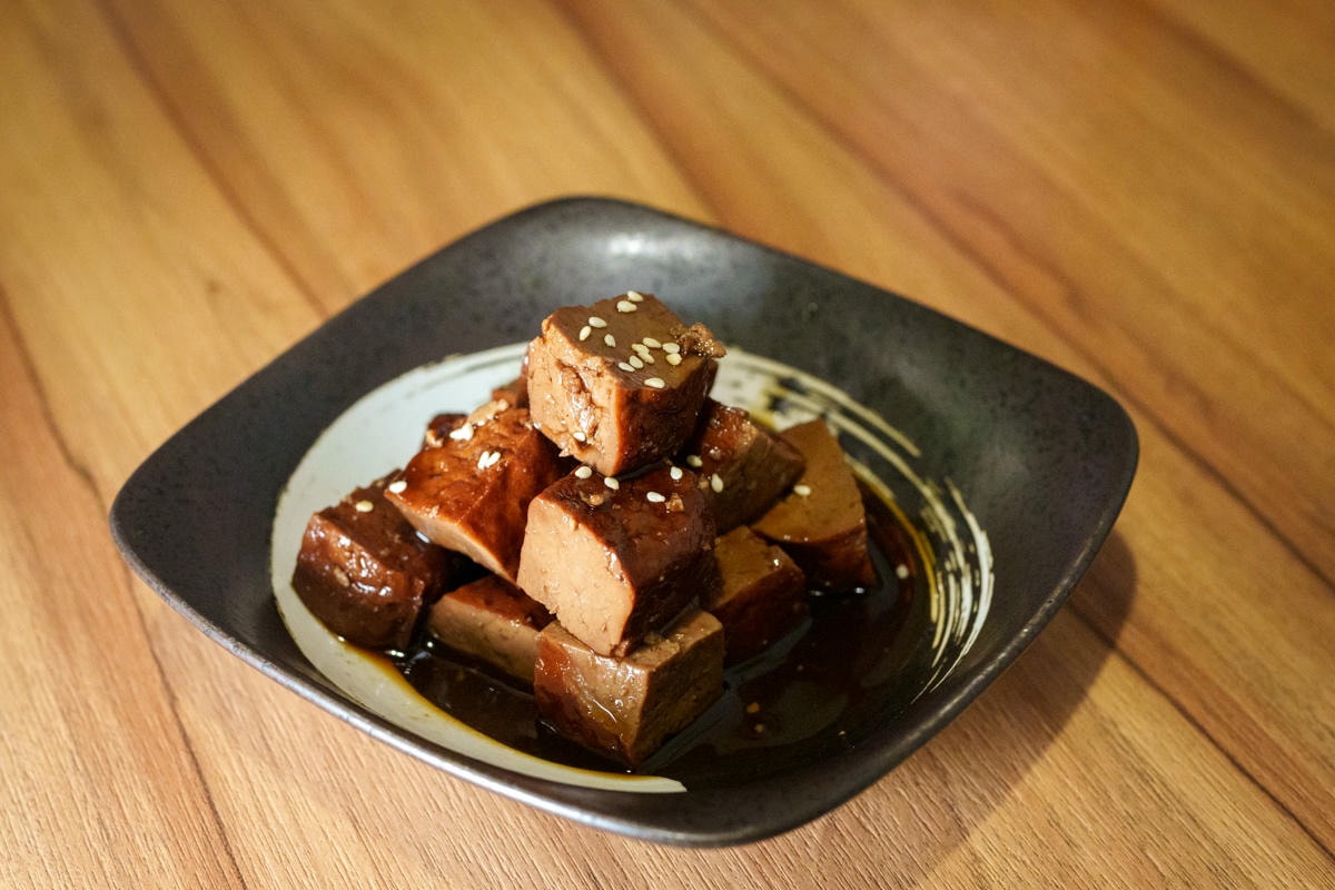 【炭舊食代】板橋平價居酒屋推薦，串燒45元起，大啖職人手作特色料理，必喝台灣道地梅酒與精釀啤酒！