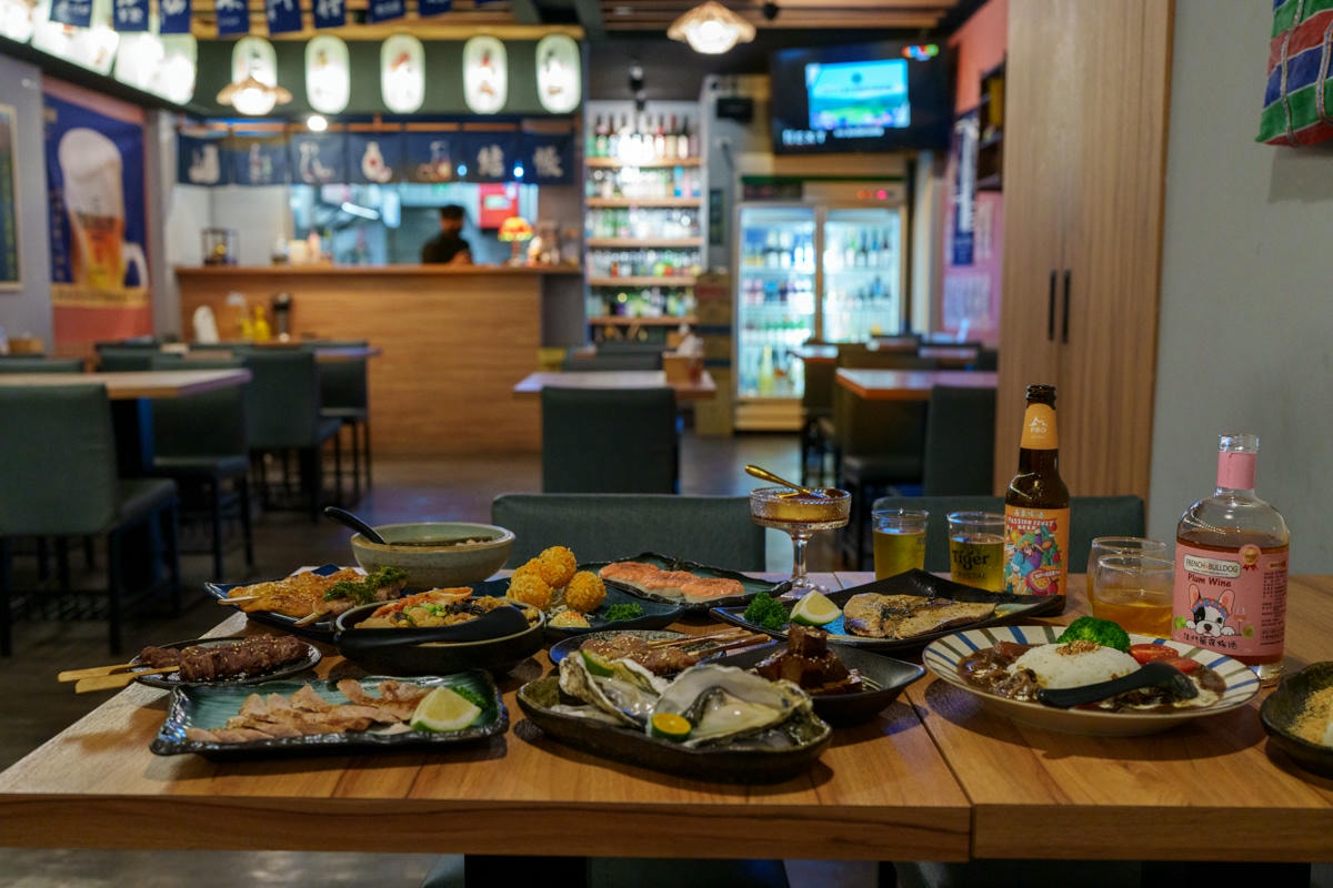 【炭舊食代】板橋平價居酒屋推薦，串燒45元起，大啖職人手作特色料理，必喝台灣道地梅酒與精釀啤酒！