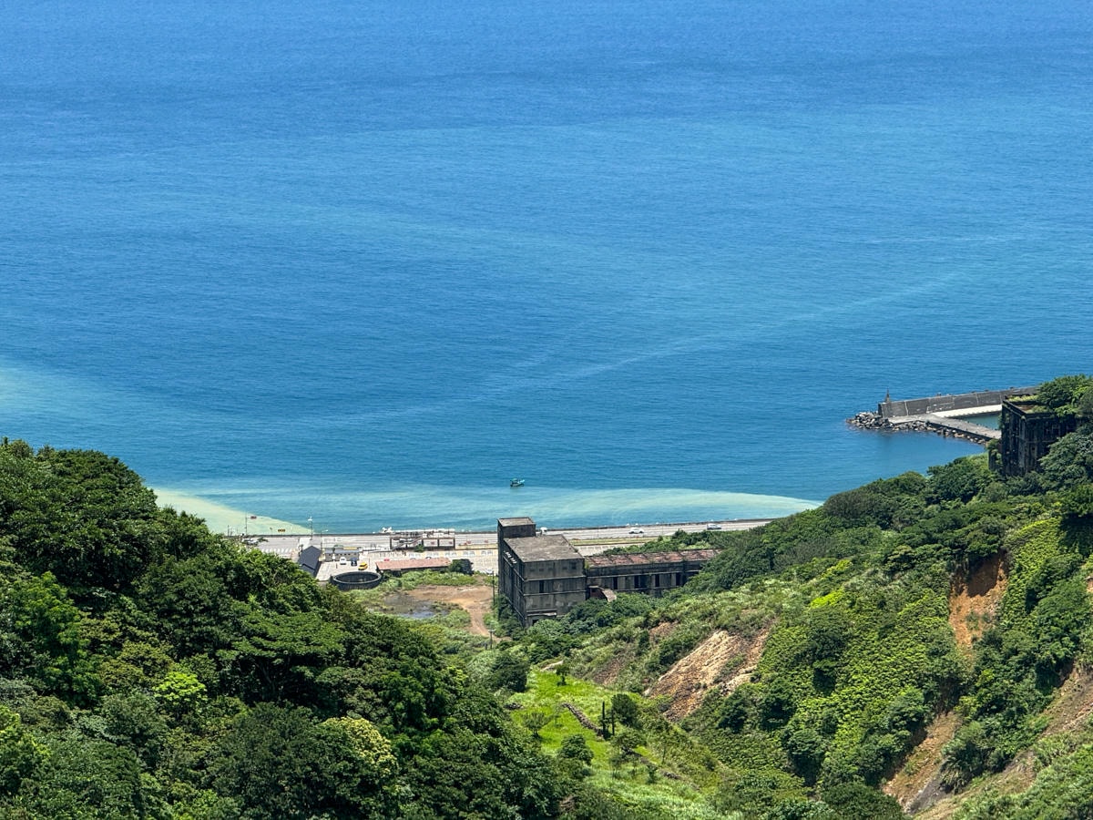 【六坑斜坡索道】金瓜石秘境景點推薦,獨享山海美景的廢墟拍照打卡點,免爬山的六坑景觀臺微笑曲線! - 第8張圖 【六坑斜坡索道】金瓜石秘境景點推薦,獨享山海美景的廢墟拍照打卡點,免爬山的六坑景觀臺微笑曲線!