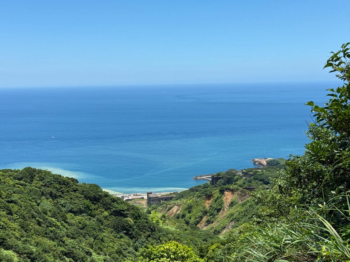 【六坑斜坡索道】金瓜石秘境景點推薦,獨享山海美景的廢墟拍照打卡點,免爬山的六坑景觀臺微笑曲線! - 第9張圖 【六坑斜坡索道】金瓜石秘境景點推薦,獨享山海美景的廢墟拍照打卡點,免爬山的六坑景觀臺微笑曲線!