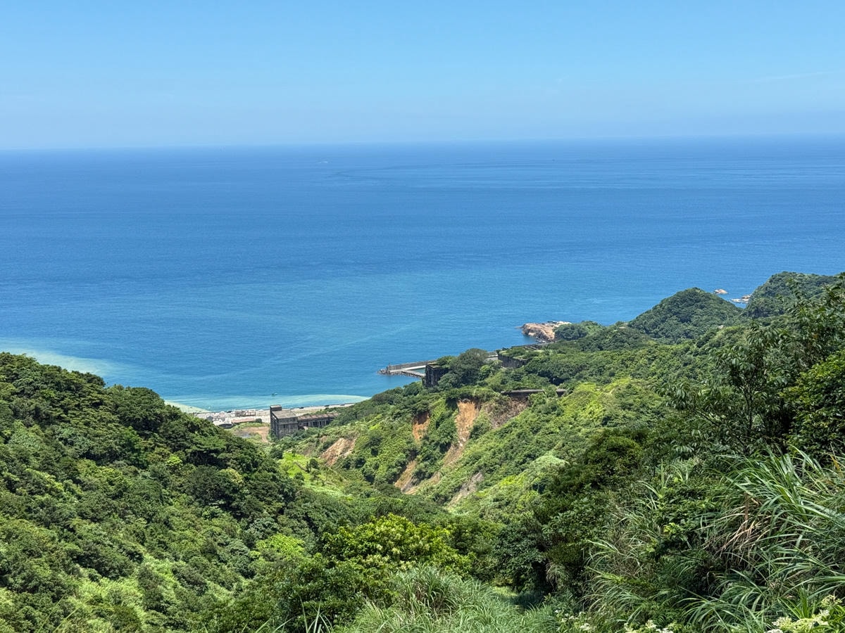 【六坑斜坡索道】金瓜石秘境景點推薦,獨享山海美景的廢墟拍照打卡點,免爬山的六坑景觀臺微笑曲線! - 第10張圖 【六坑斜坡索道】金瓜石秘境景點推薦,獨享山海美景的廢墟拍照打卡點,免爬山的六坑景觀臺微笑曲線!