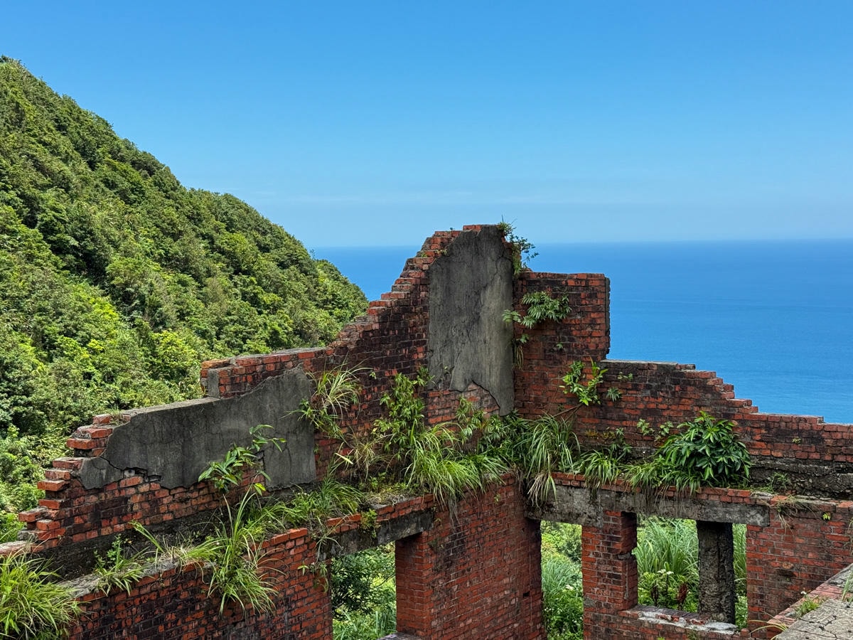 【六坑斜坡索道】金瓜石秘境景點推薦,獨享山海美景的廢墟拍照打卡點,免爬山的六坑景觀臺微笑曲線! - 第7張圖 【六坑斜坡索道】金瓜石秘境景點推薦,獨享山海美景的廢墟拍照打卡點,免爬山的六坑景觀臺微笑曲線!