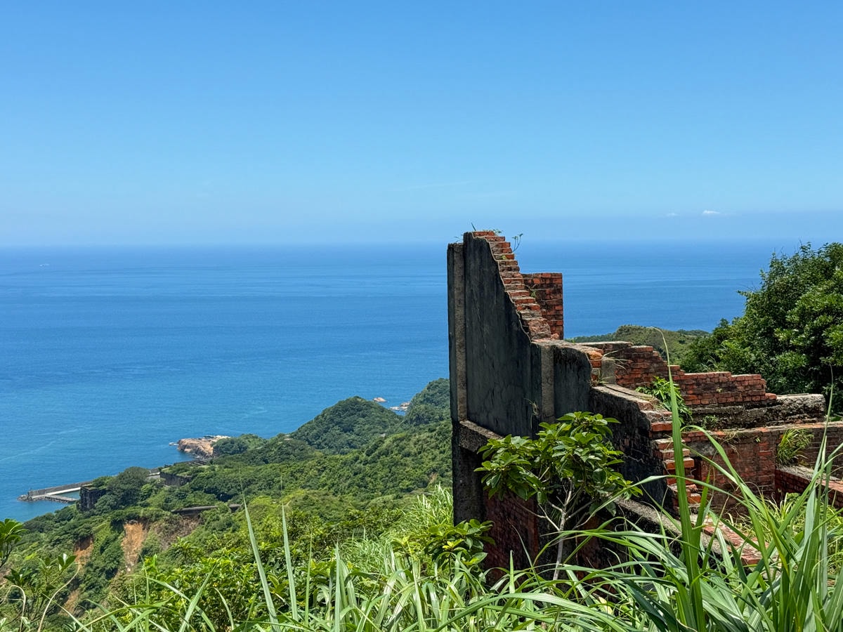 【六坑斜坡索道】金瓜石秘境景點推薦,獨享山海美景的廢墟拍照打卡點,免爬山的六坑景觀臺微笑曲線! - 第3張圖 【六坑斜坡索道】金瓜石秘境景點推薦,獨享山海美景的廢墟拍照打卡點,免爬山的六坑景觀臺微笑曲線!