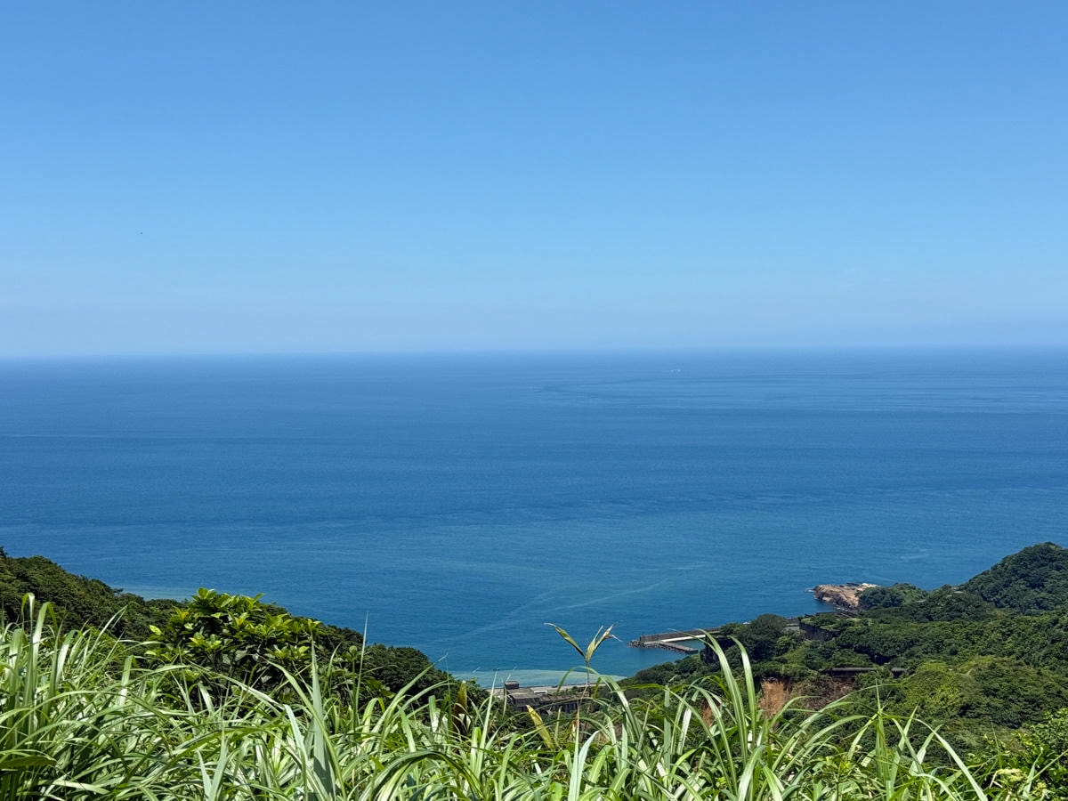 【六坑斜坡索道】金瓜石秘境景點推薦,獨享山海美景的廢墟拍照打卡點,免爬山的六坑景觀臺微笑曲線! - 第11張圖 【六坑斜坡索道】金瓜石秘境景點推薦,獨享山海美景的廢墟拍照打卡點,免爬山的六坑景觀臺微笑曲線!