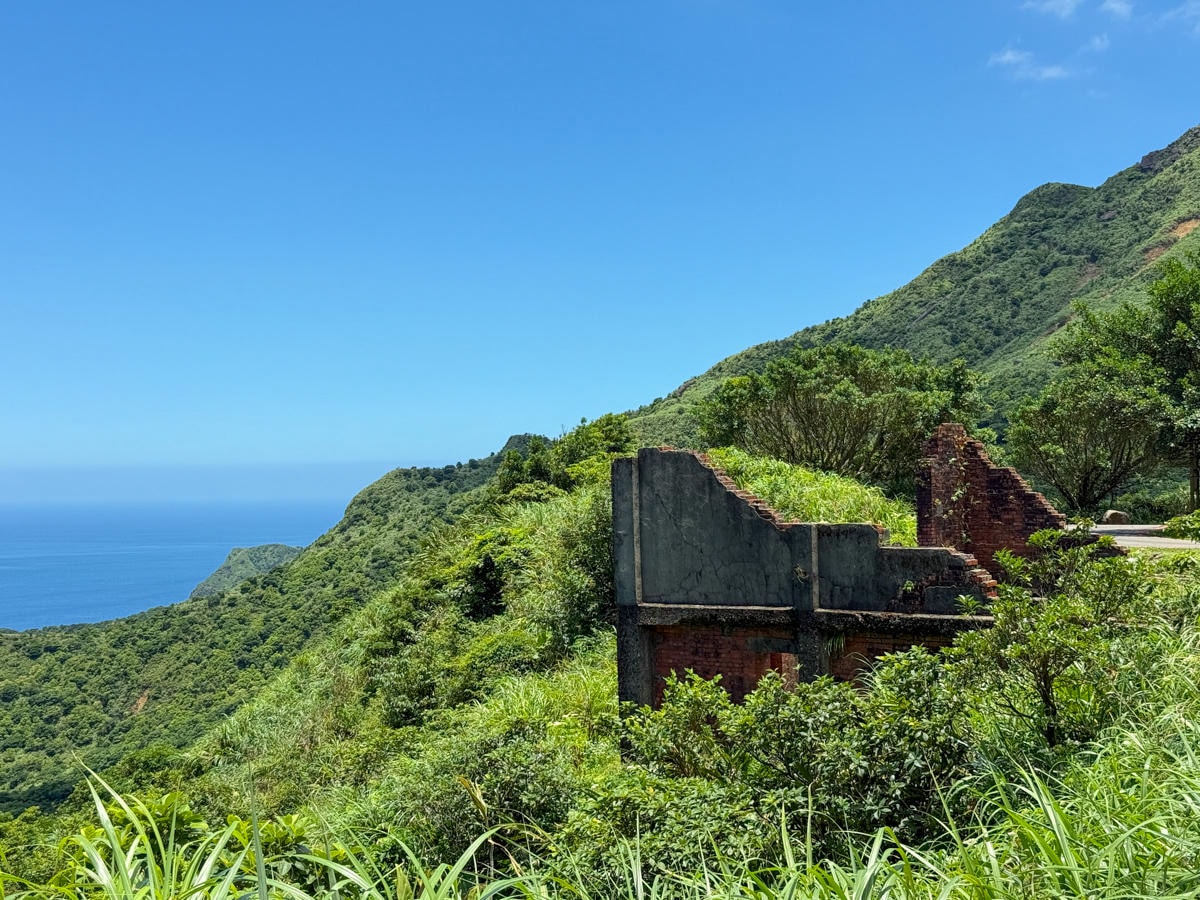 【六坑斜坡索道】金瓜石秘境景點推薦,獨享山海美景的廢墟拍照打卡點,免爬山的六坑景觀臺微笑曲線! - 第12張圖 【六坑斜坡索道】金瓜石秘境景點推薦,獨享山海美景的廢墟拍照打卡點,免爬山的六坑景觀臺微笑曲線!