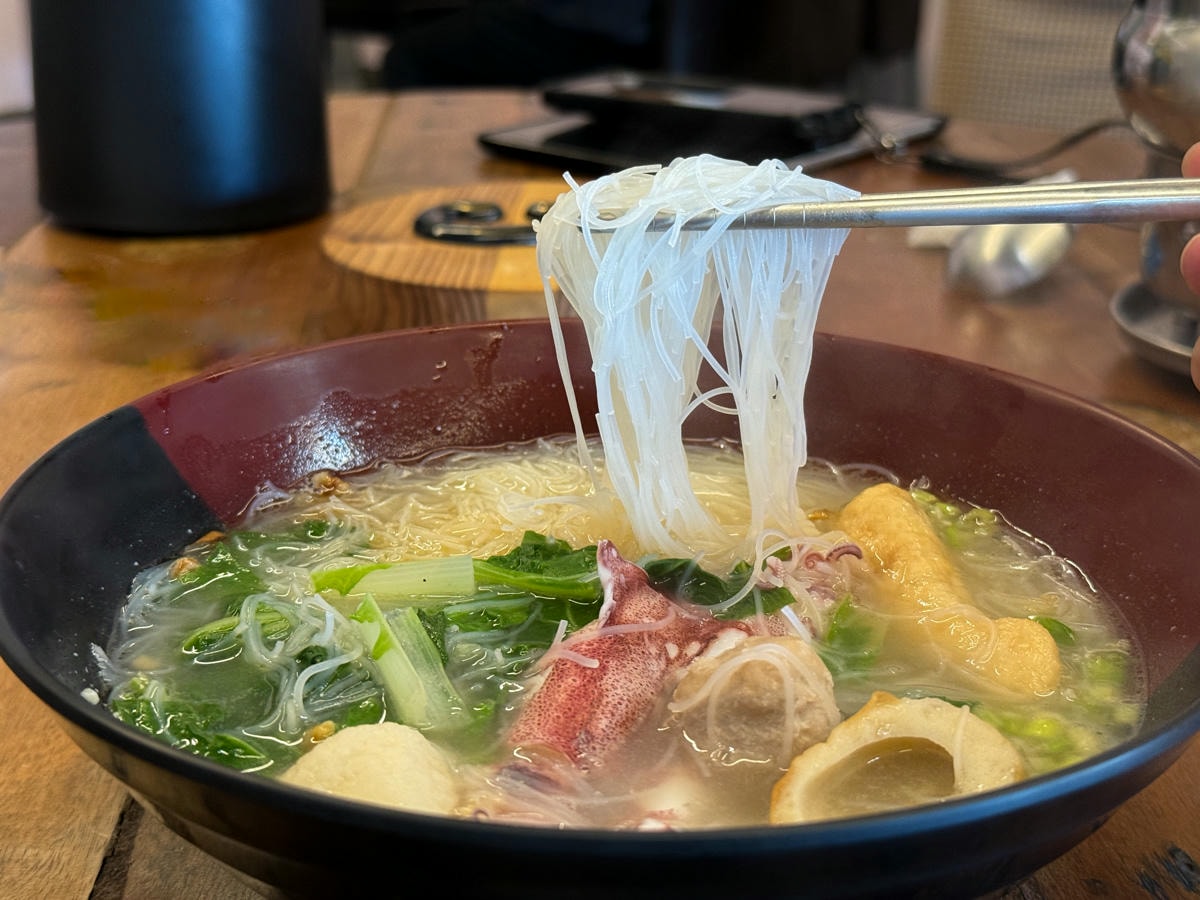 【覓 鍋】金瓜石勸濟堂美食推薦，特色必吃新鮮小卷米粉、多款特色小火鍋，黃金博物館附近美食首選！