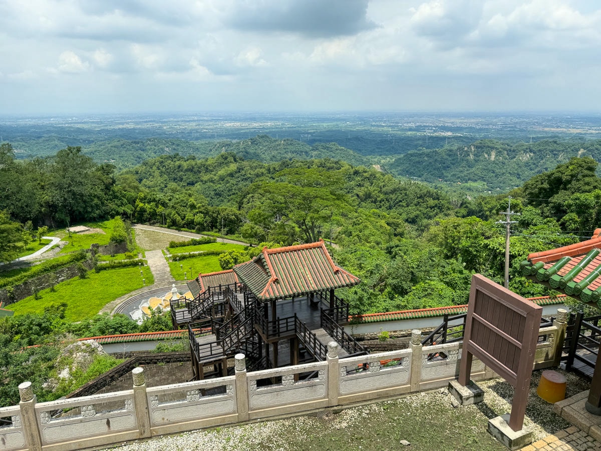 【白河關子嶺火山碧雲寺】台南關子嶺必去景點推薦，4大區巡禮參拜9大神明，台日混合風格建築，遠眺嘉南平原日落美景！