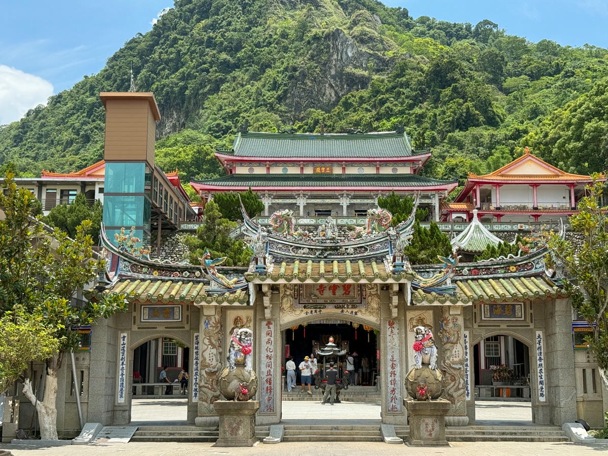【白河關子嶺火山碧雲寺】台南關子嶺必去景點推薦，4大區巡禮參拜9大神明，台日混合風格建築，遠眺嘉南平原日落美景！