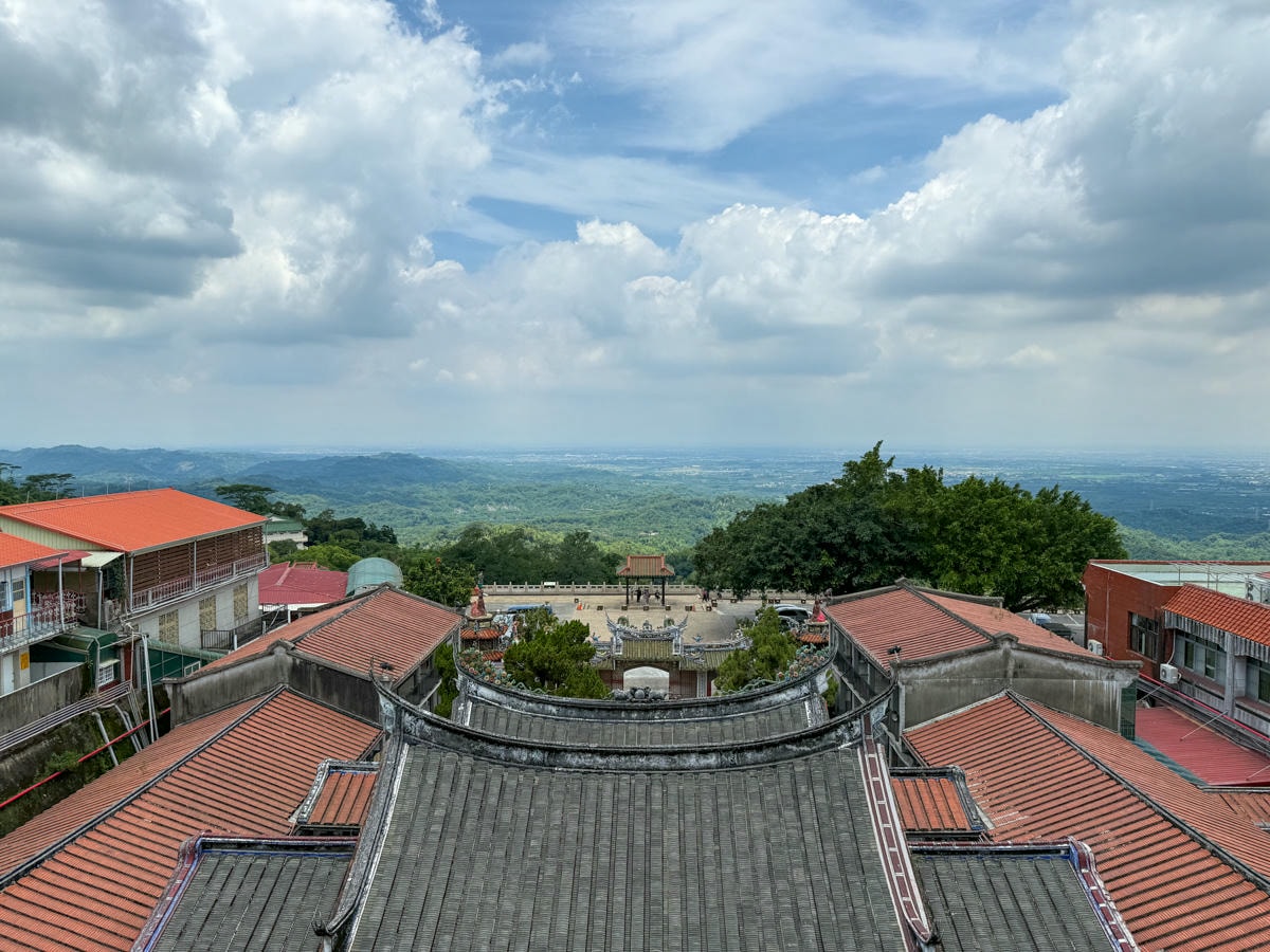 【白河關子嶺火山碧雲寺】台南關子嶺必去景點推薦，4大區巡禮參拜9大神明，台日混合風格建築，遠眺嘉南平原日落美景！