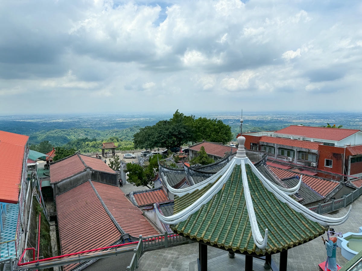 【白河關子嶺火山碧雲寺】台南關子嶺必去景點推薦，4大區巡禮參拜9大神明，台日混合風格建築，遠眺嘉南平原日落美景！