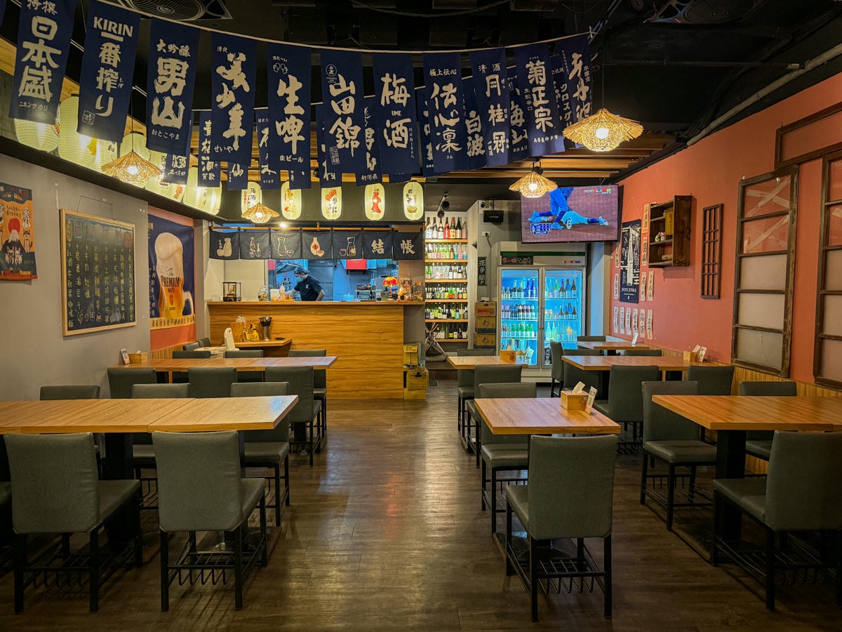 【炭舊食代】板橋平價居酒屋推薦，串燒45元起，大啖職人手作特色料理，必喝台灣道地梅酒與精釀啤酒！