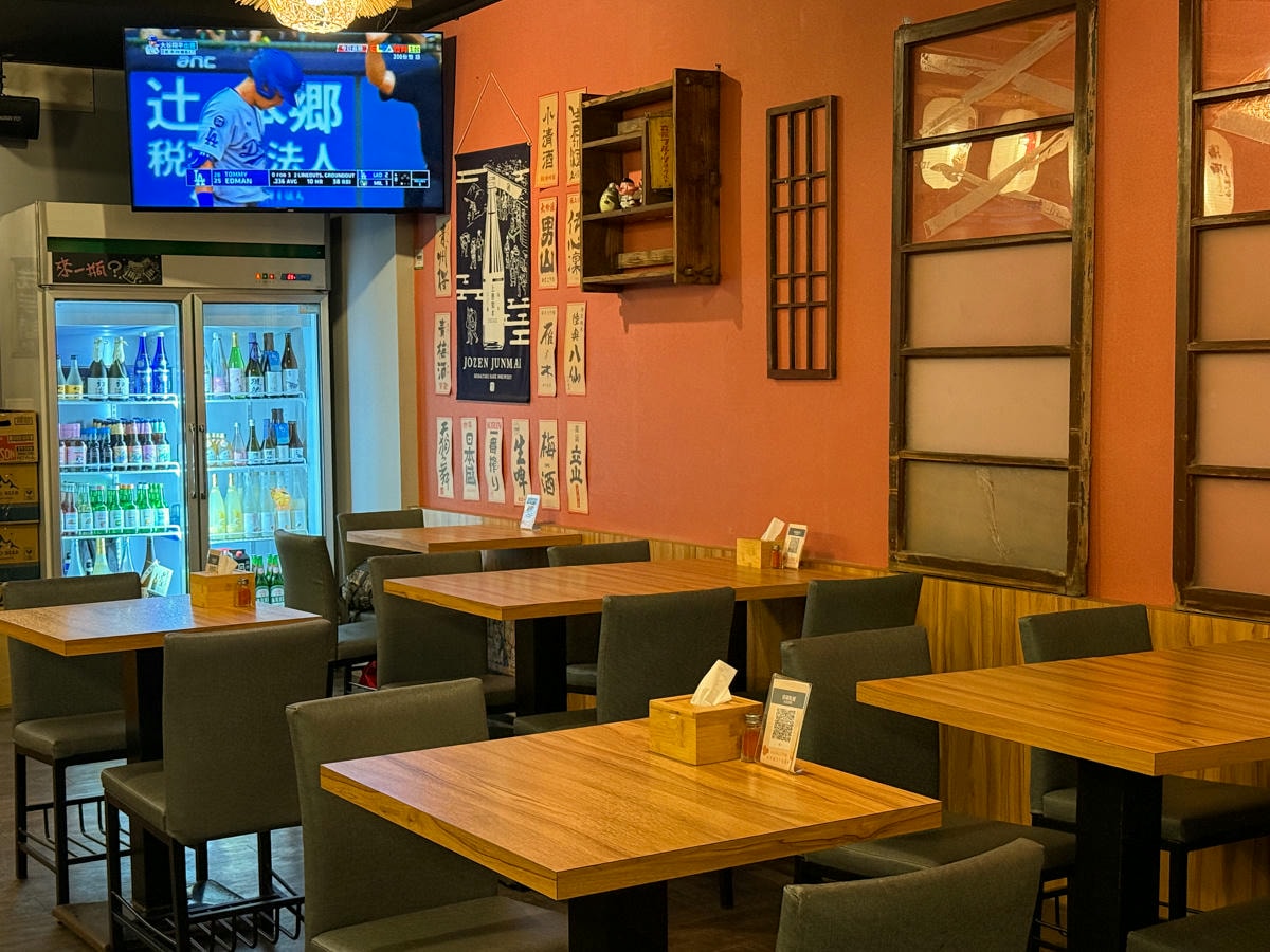 【炭舊食代】板橋平價居酒屋推薦，串燒45元起，大啖職人手作特色料理，必喝台灣道地梅酒與精釀啤酒！