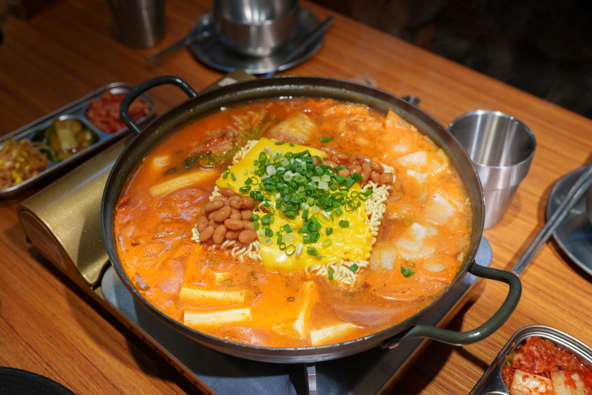 【ABV 韓式餐酒館】板橋車站附近美食餐廳推薦，大啖正宗韓式烤肉、經典韓國料理，內用小菜無限續！
