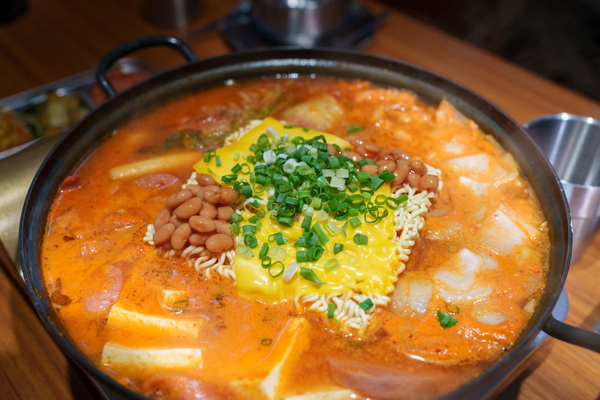 【ABV 韓式餐酒館】板橋車站附近美食餐廳推薦，大啖正宗韓式烤肉、經典韓國料理，內用小菜無限續！