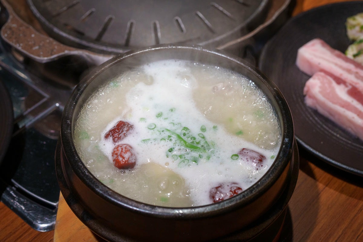 【ABV 韓式餐酒館】板橋車站附近美食餐廳推薦，大啖正宗韓式烤肉、經典韓國料理，內用小菜無限續！