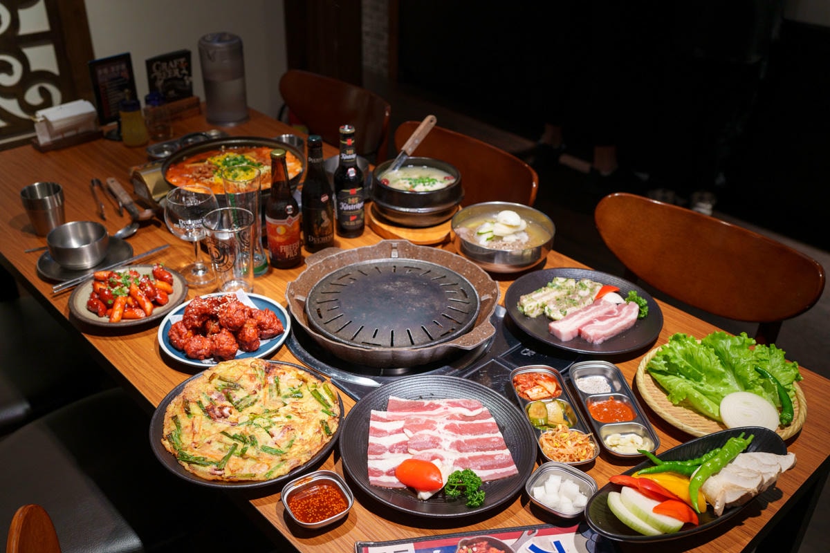 【ABV 韓式餐酒館】板橋車站附近美食餐廳推薦，大啖正宗韓式烤肉、經典韓國料理，內用小菜無限續！