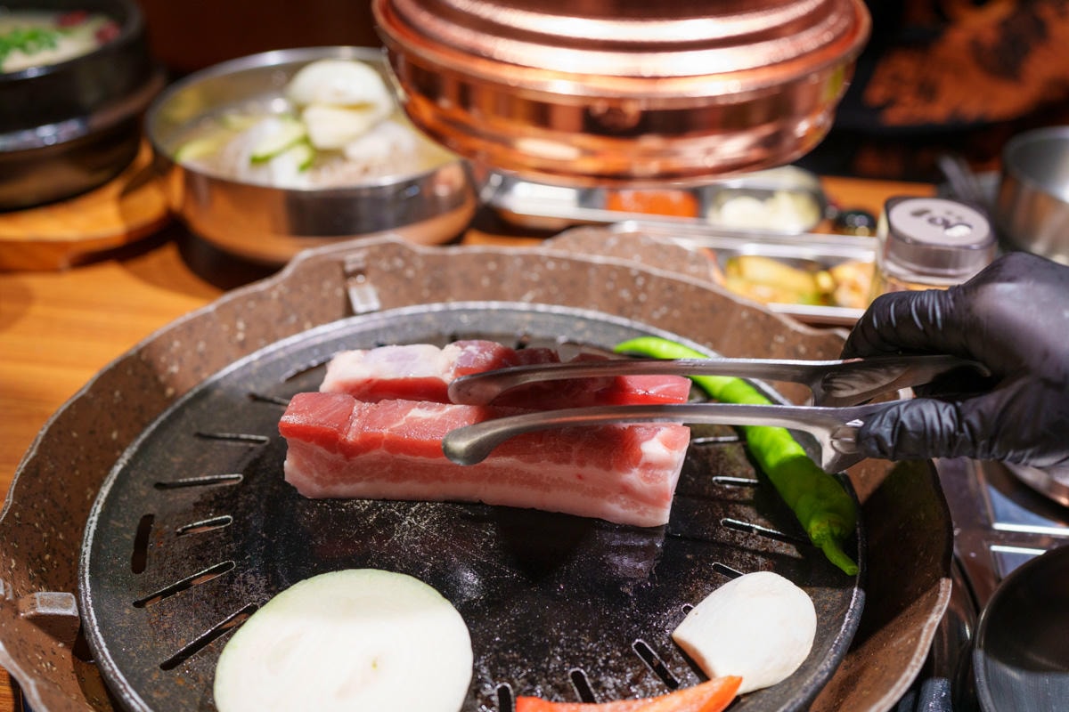 【ABV 韓式餐酒館】板橋車站附近美食餐廳推薦，大啖正宗韓式烤肉、經典韓國料理，內用小菜無限續！