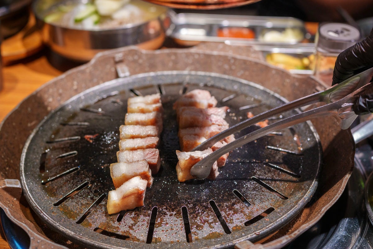 【ABV 韓式餐酒館】板橋車站附近美食餐廳推薦，大啖正宗韓式烤肉、經典韓國料理，內用小菜無限續！