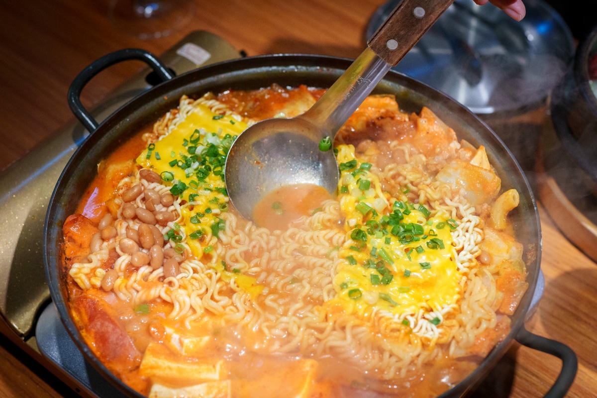 【ABV 韓式餐酒館】板橋車站附近美食餐廳推薦，大啖正宗韓式烤肉、經典韓國料理，內用小菜無限續！