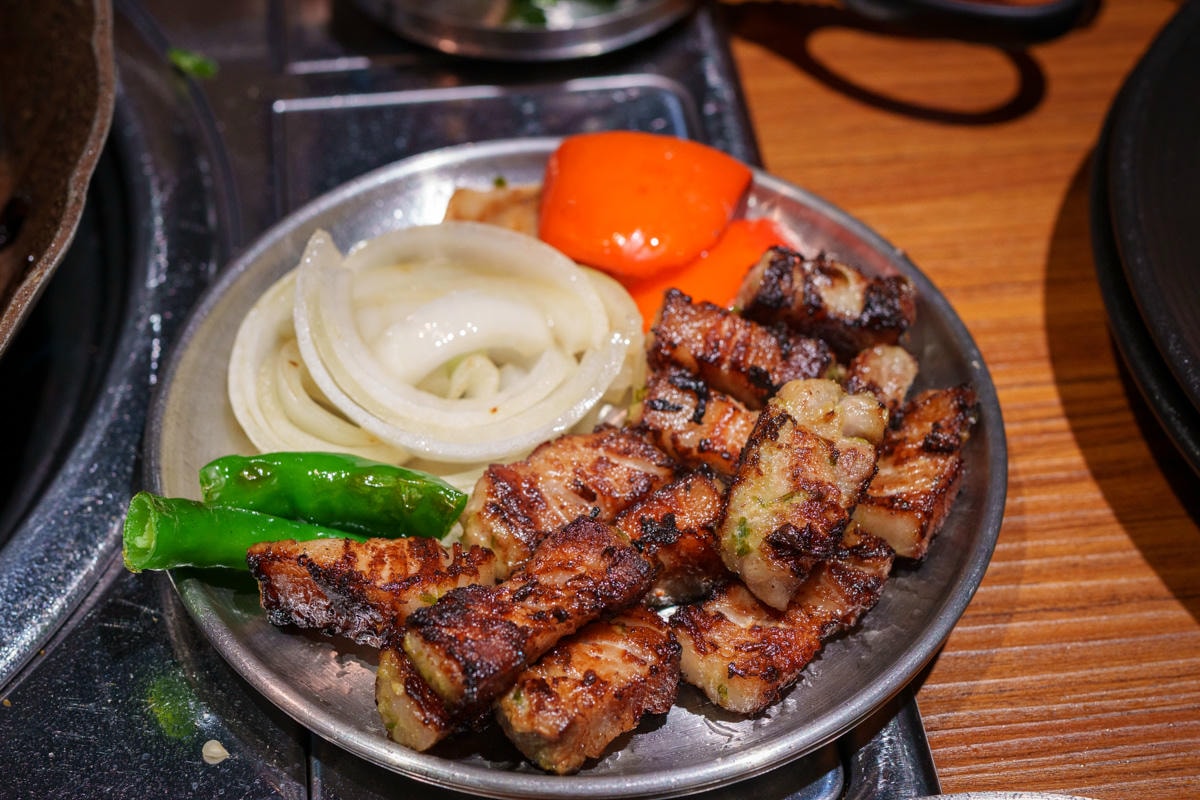 【ABV 韓式餐酒館】板橋車站附近美食餐廳推薦，大啖正宗韓式烤肉、經典韓國料理，內用小菜無限續！