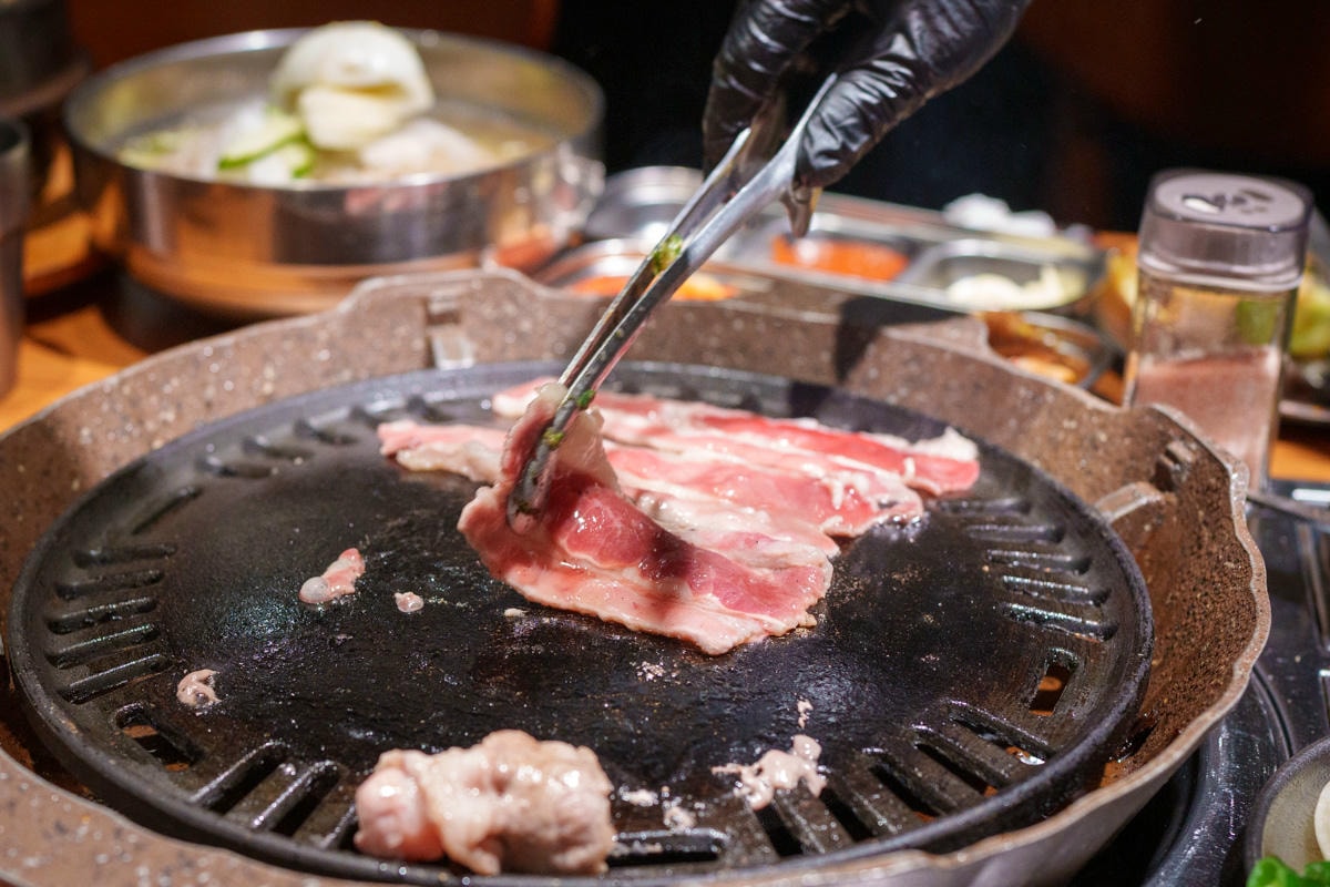 【ABV 韓式餐酒館】板橋車站附近美食餐廳推薦，大啖正宗韓式烤肉、經典韓國料理，內用小菜無限續！