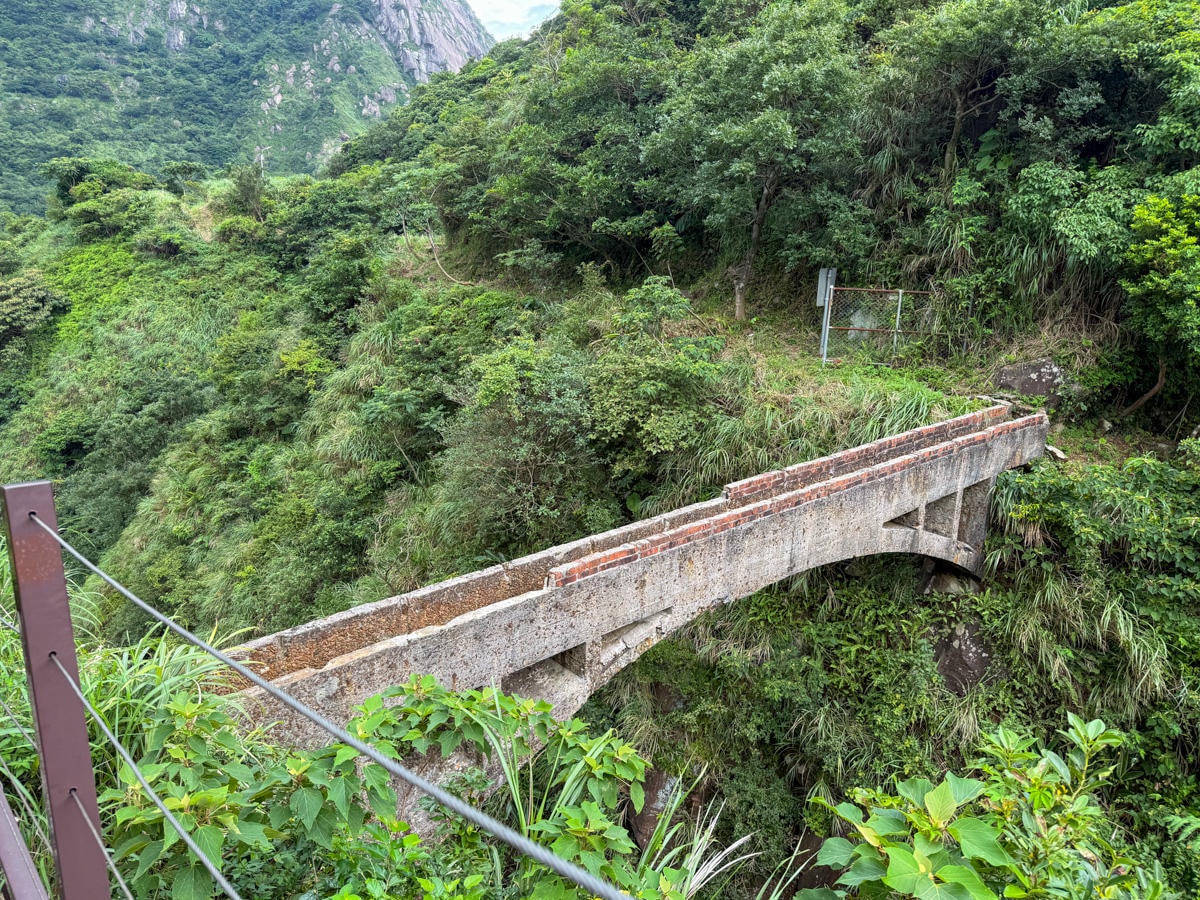 【一線天石頭路】金瓜石秘境景點推薦,教你怎麼去一線天石頭路,見證在地最輝煌的淘金時代遺址! - 第16張圖 【一線天石頭路】金瓜石秘境景點推薦,教你怎麼去一線天石頭路,見證在地最輝煌的淘金時代遺址!
