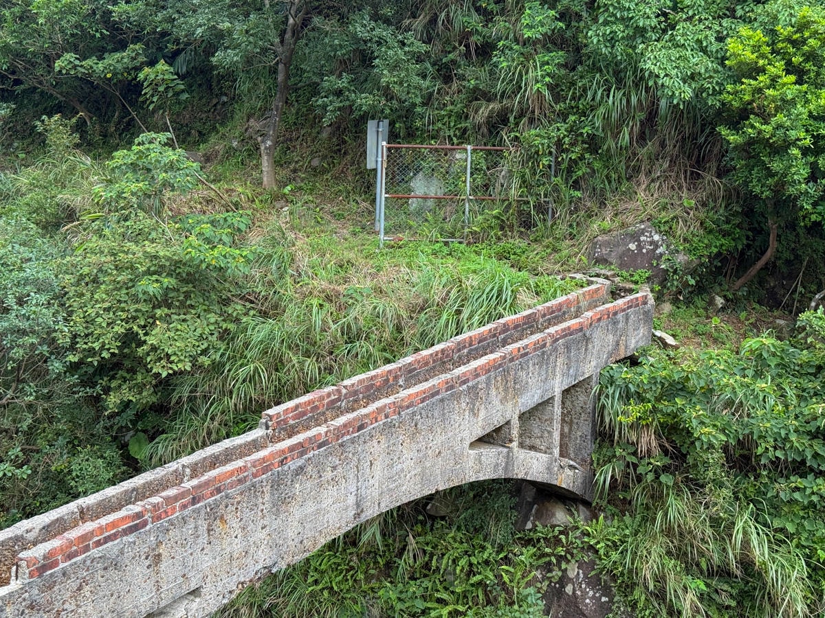 【一線天石頭路】金瓜石秘境景點推薦,教你怎麼去一線天石頭路,見證在地最輝煌的淘金時代遺址! - 第17張圖 【一線天石頭路】金瓜石秘境景點推薦,教你怎麼去一線天石頭路,見證在地最輝煌的淘金時代遺址!