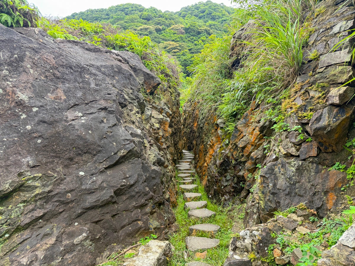 【一線天石頭路】金瓜石秘境景點推薦,教你怎麼去一線天石頭路,見證在地最輝煌的淘金時代遺址! - 第11張圖 【一線天石頭路】金瓜石秘境景點推薦,教你怎麼去一線天石頭路,見證在地最輝煌的淘金時代遺址!