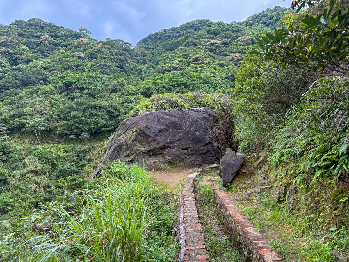 【一線天石頭路】金瓜石秘境景點推薦,教你怎麼去一線天石頭路,見證在地最輝煌的淘金時代遺址! - 第10張圖 【一線天石頭路】金瓜石秘境景點推薦,教你怎麼去一線天石頭路,見證在地最輝煌的淘金時代遺址!