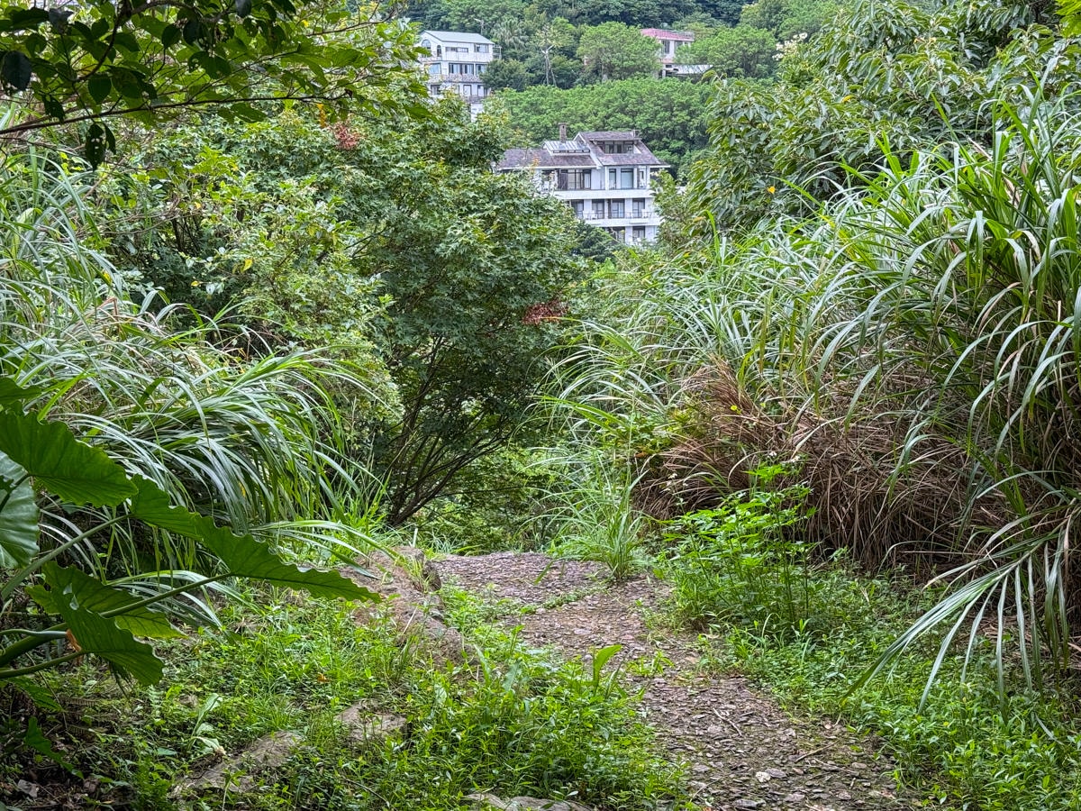 【一線天石頭路】金瓜石秘境景點推薦,教你怎麼去一線天石頭路,見證在地最輝煌的淘金時代遺址! - 第4張圖 【一線天石頭路】金瓜石秘境景點推薦,教你怎麼去一線天石頭路,見證在地最輝煌的淘金時代遺址!
