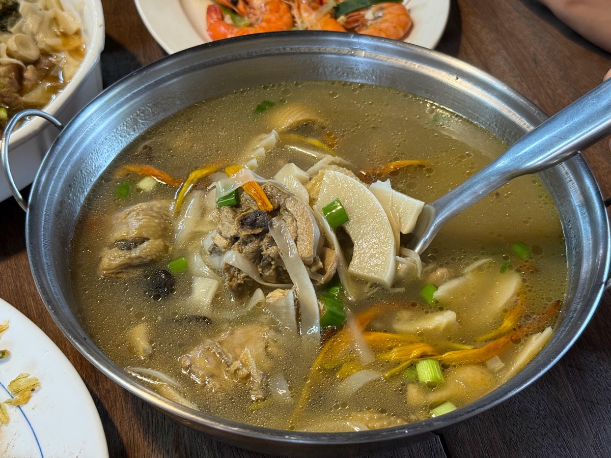 【加蜜園】花蓮赤科山美食餐廳推薦，預約制精緻合菜3000元起，人氣必吃私房無菜單料理！後院必拍金針花海秘境