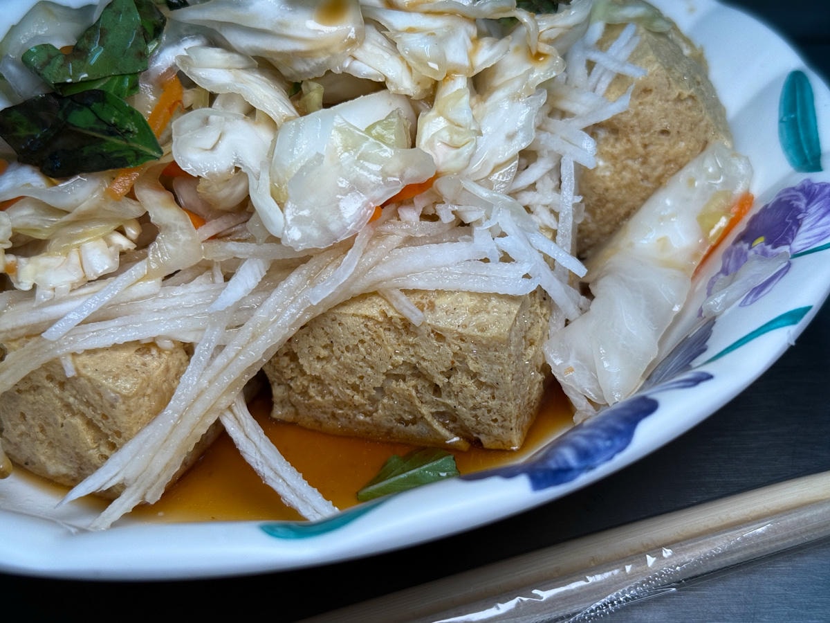 【玉里橋頭臭豆腐】花蓮玉里必吃美食推薦，外酥內軟臭豆腐，獨家特調醬汁，500碗台灣美食評鑑三連霸！