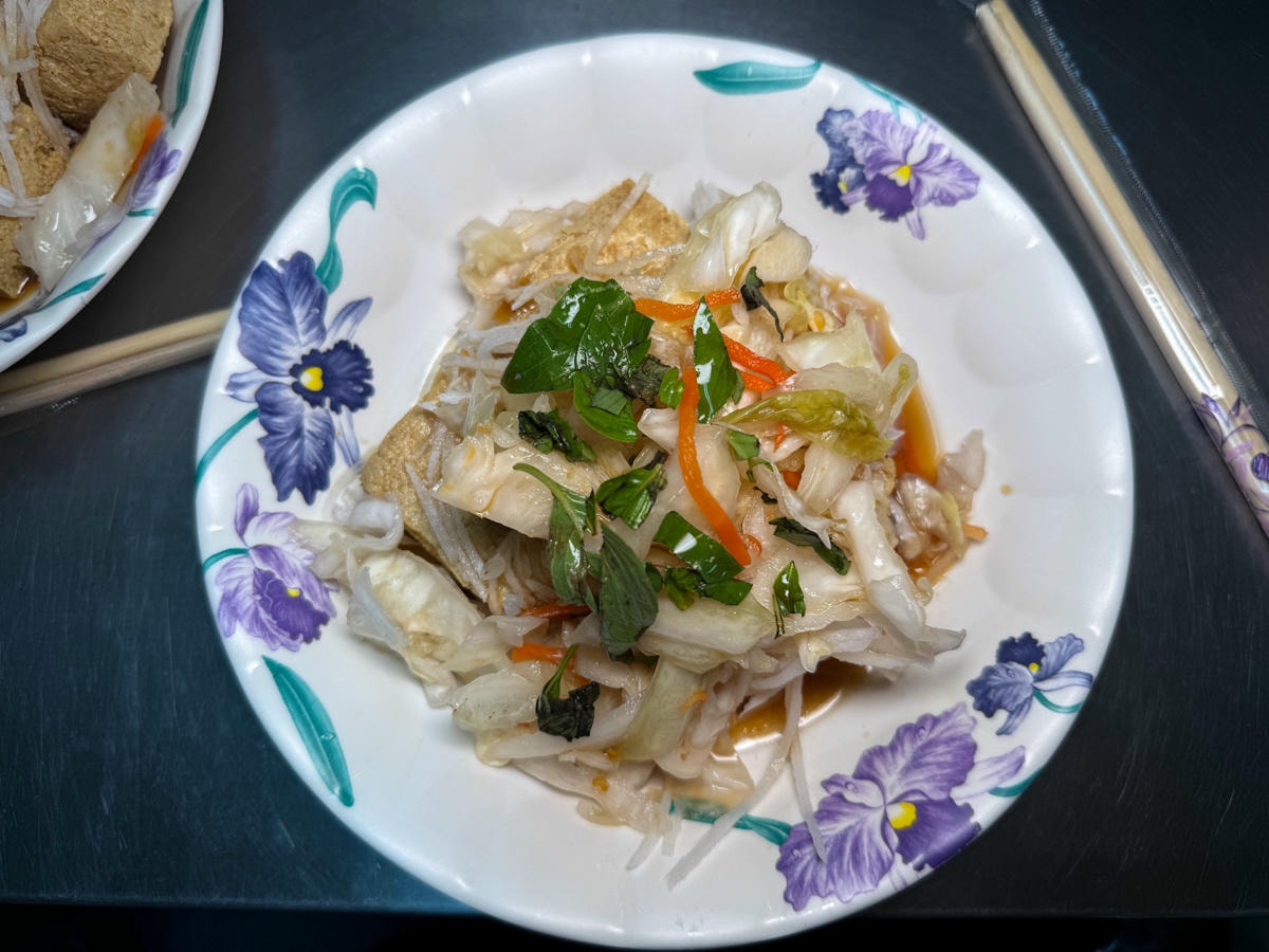 【玉里橋頭臭豆腐】花蓮玉里必吃美食推薦，外酥內軟臭豆腐，獨家特調醬汁，500碗台灣美食評鑑三連霸！