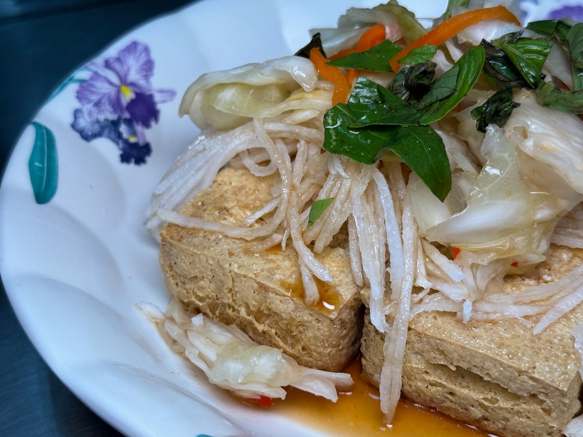 【玉里橋頭臭豆腐】花蓮玉里必吃美食推薦，外酥內軟臭豆腐，獨家特調醬汁，500碗台灣美食評鑑三連霸！
