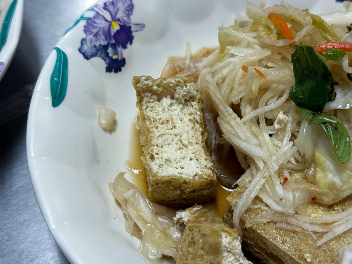【玉里橋頭臭豆腐】花蓮玉里必吃美食推薦，外酥內軟臭豆腐，獨家特調醬汁，500碗台灣美食評鑑三連霸！
