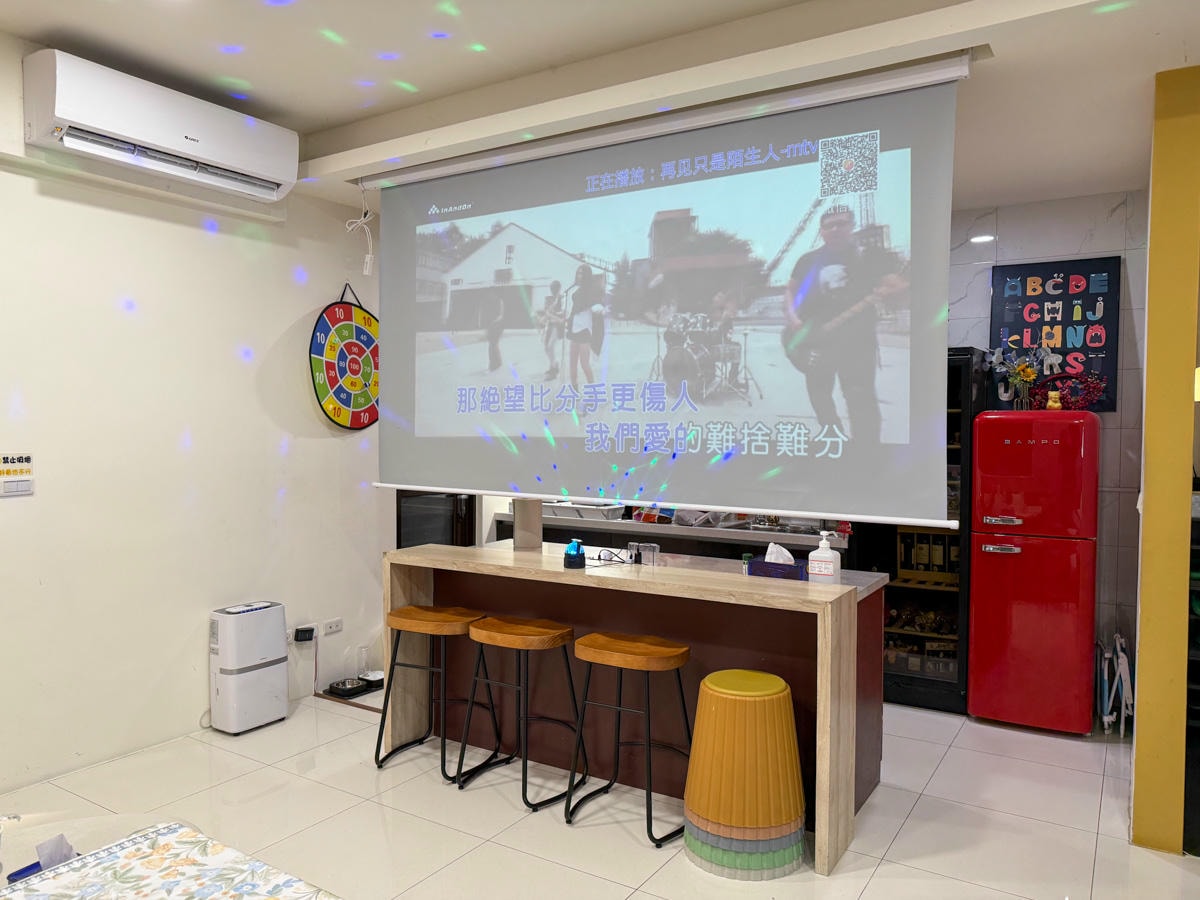 【空島 SKYPIEA】宜蘭五結人氣包棟民宿推薦，內建KTV歡唱、電動麻將、戶外烤肉區，4~14人包棟渡假住宿首選