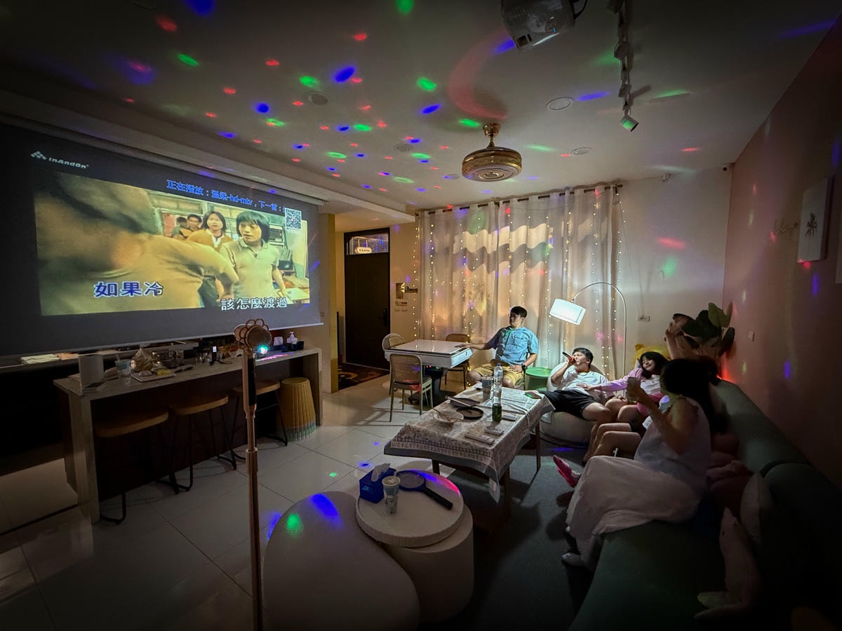 【空島 SKYPIEA】宜蘭五結人氣包棟民宿推薦，內建KTV歡唱、電動麻將、戶外烤肉區，4~14人包棟渡假住宿首選