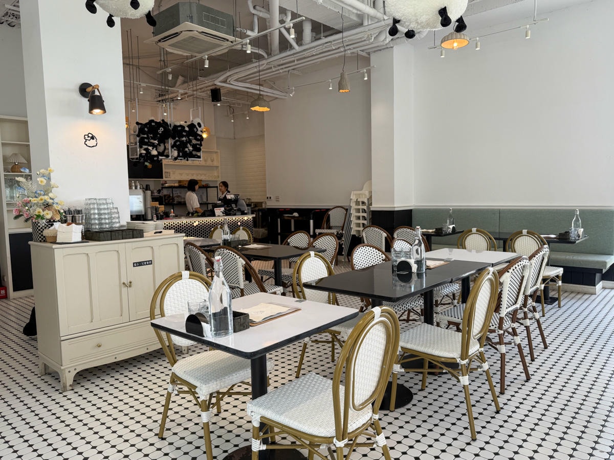 【黑RURU CAFE】宜蘭五結人氣咖啡廳推薦，大啖精緻餐點與特調飲品，與笑笑羊近距離療癒互動！