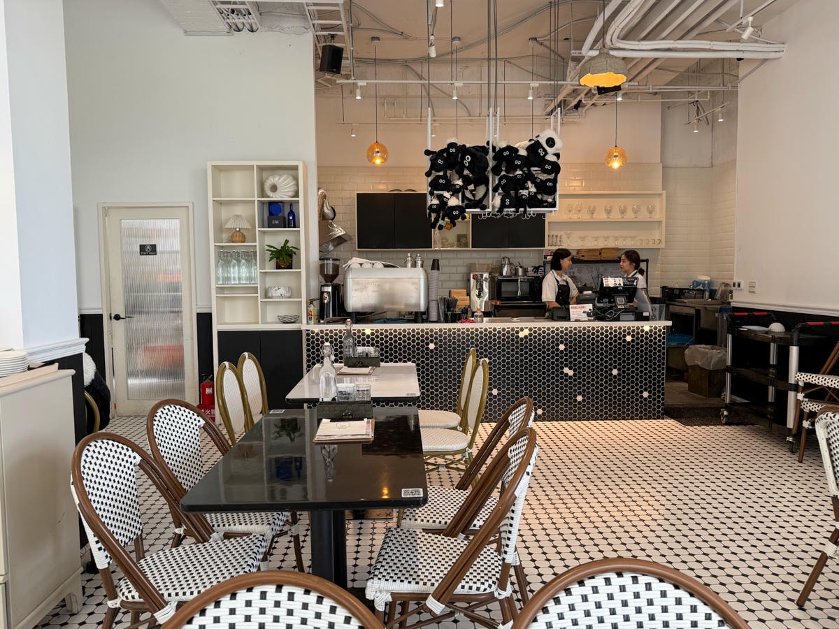 【黑RURU CAFE】宜蘭五結人氣咖啡廳推薦，大啖精緻餐點與特調飲品，與笑笑羊近距離療癒互動！