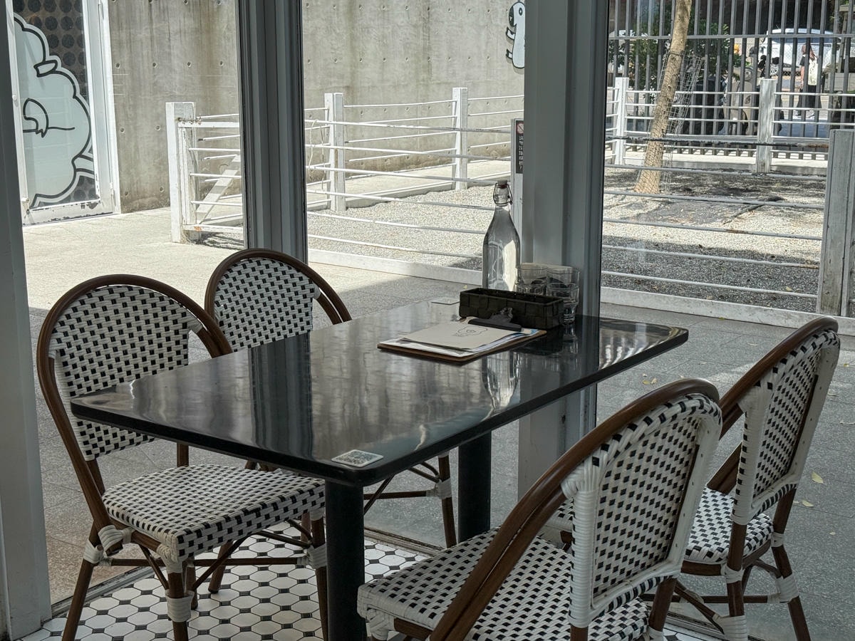 【黑RURU CAFE】宜蘭五結人氣咖啡廳推薦，大啖精緻餐點與特調飲品，與笑笑羊近距離療癒互動！