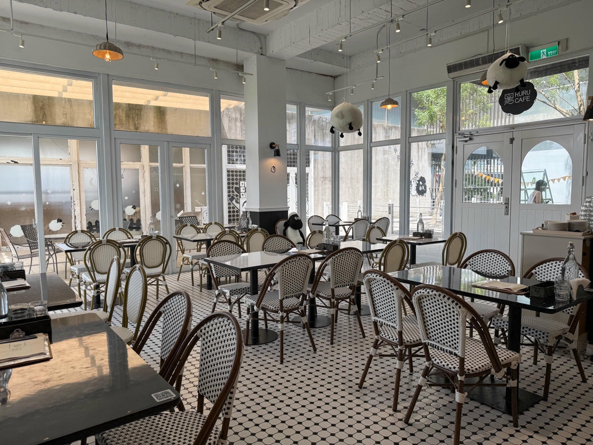 【黑RURU CAFE】宜蘭五結人氣咖啡廳推薦，大啖精緻餐點與特調飲品，與笑笑羊近距離療癒互動！