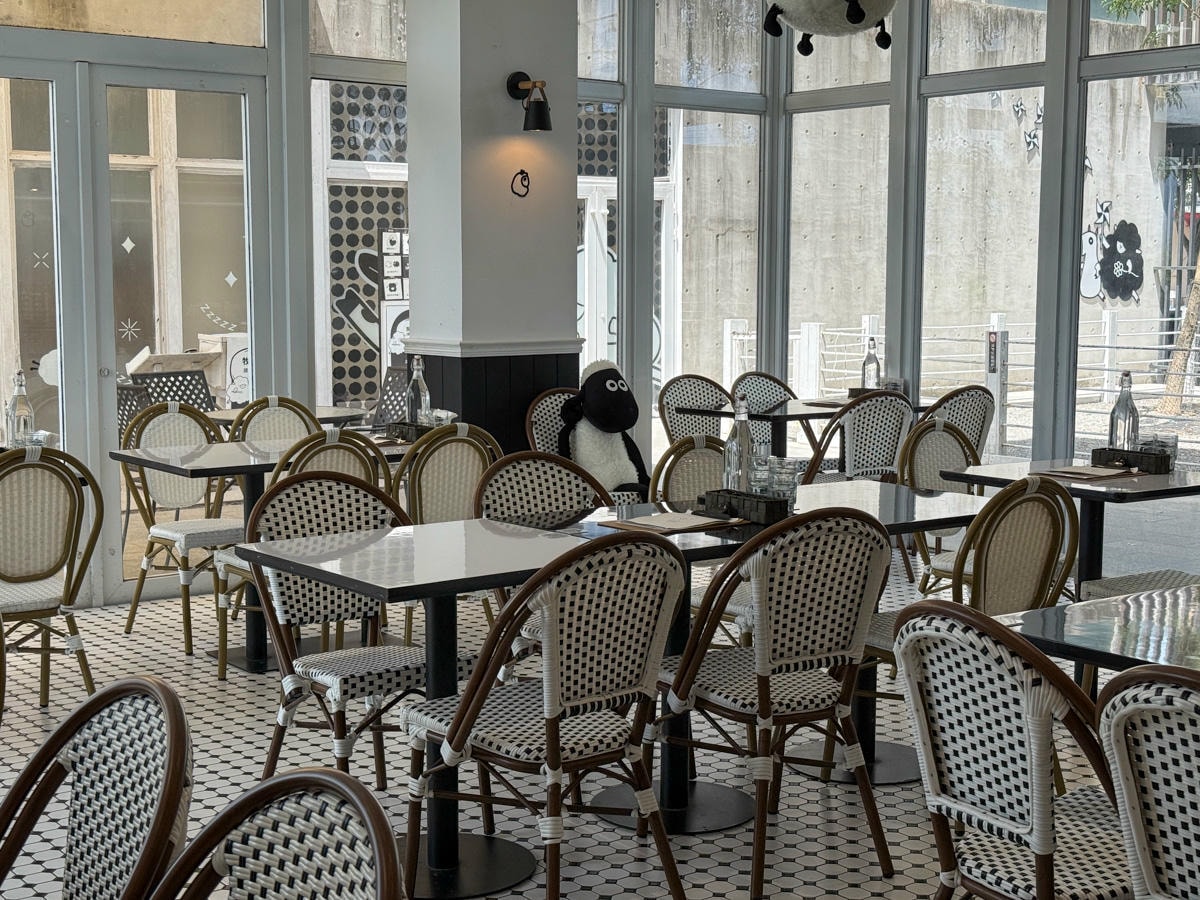 【黑RURU CAFE】宜蘭五結人氣咖啡廳推薦，大啖精緻餐點與特調飲品，與笑笑羊近距離療癒互動！