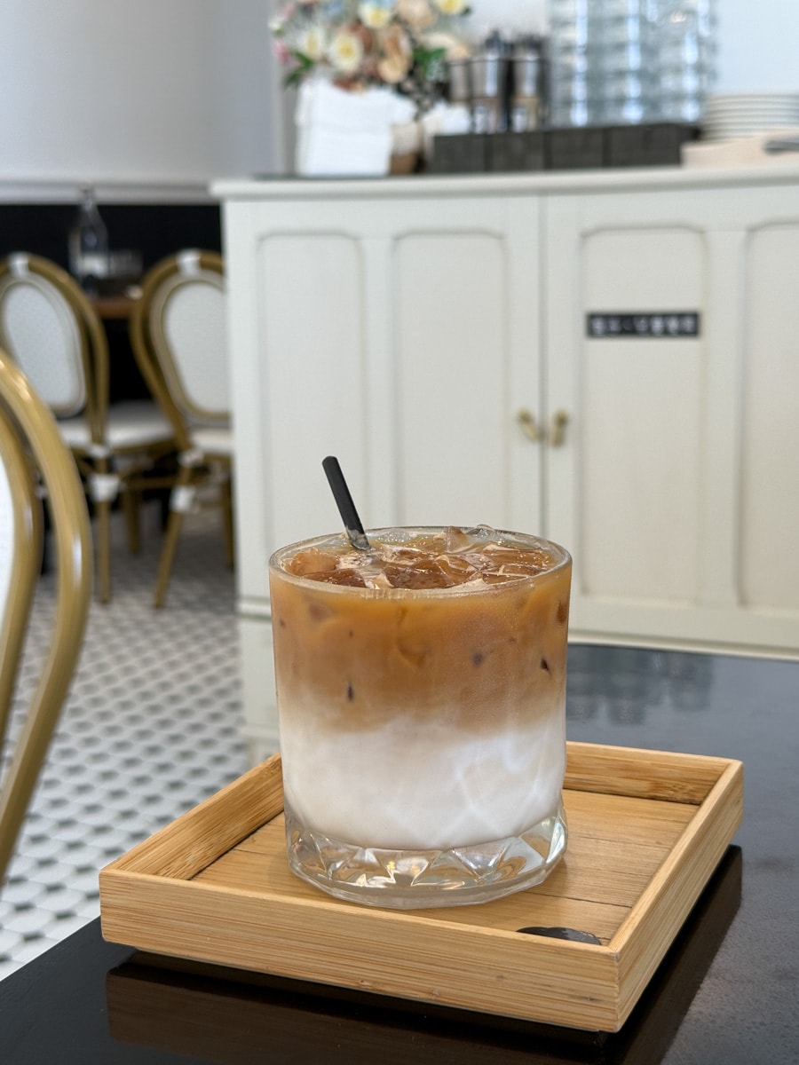 【黑RURU CAFE】宜蘭五結人氣咖啡廳推薦，大啖精緻餐點與特調飲品，與笑笑羊近距離療癒互動！