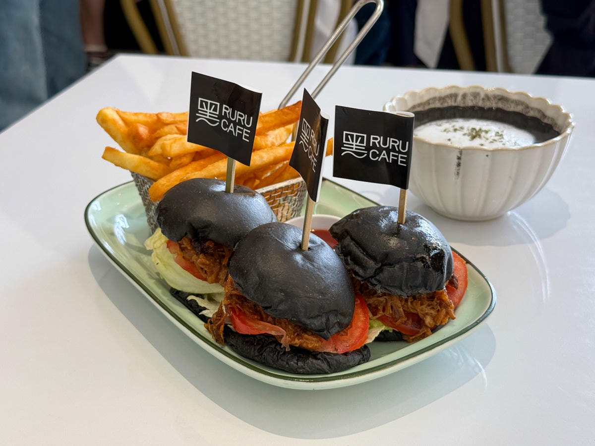 【黑RURU CAFE】宜蘭五結人氣咖啡廳推薦，大啖精緻餐點與特調飲品，與笑笑羊近距離療癒互動！