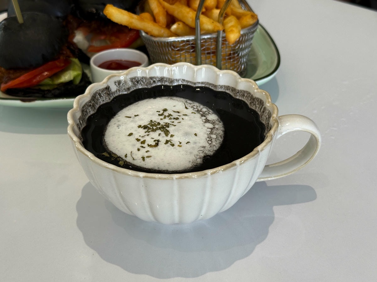 【黑RURU CAFE】宜蘭五結人氣咖啡廳推薦，大啖精緻餐點與特調飲品，與笑笑羊近距離療癒互動！