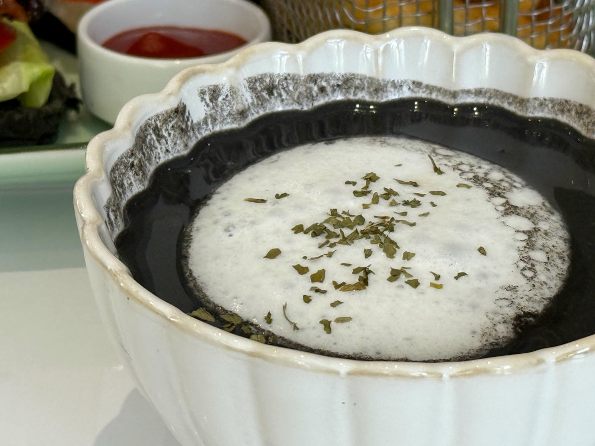 【黑RURU CAFE】宜蘭五結人氣咖啡廳推薦，大啖精緻餐點與特調飲品，與笑笑羊近距離療癒互動！