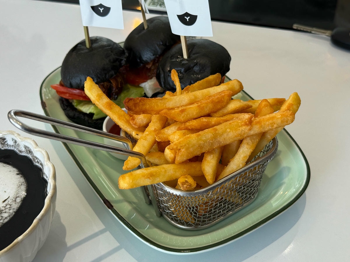 【黑RURU CAFE】宜蘭五結人氣咖啡廳推薦，大啖精緻餐點與特調飲品，與笑笑羊近距離療癒互動！
